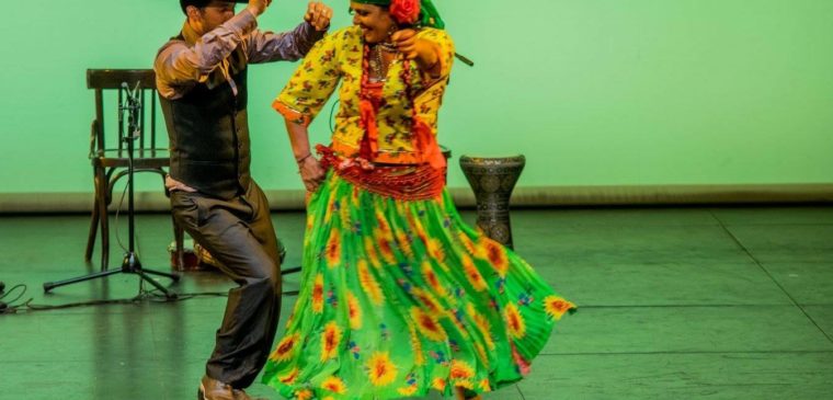 Personnes dansant les danses tziganes à Genève