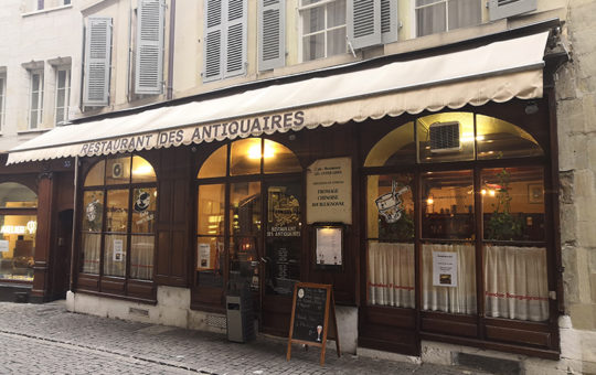 façade du restaurant des antiquaires à genève