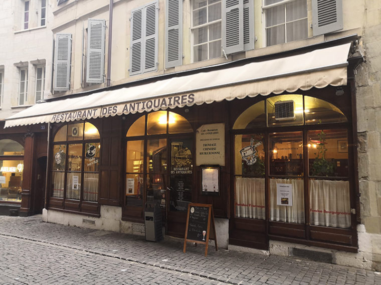 façade du restaurant des antiquaires à genève