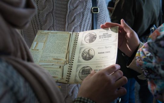 Personnes tenant le livret d'enquête