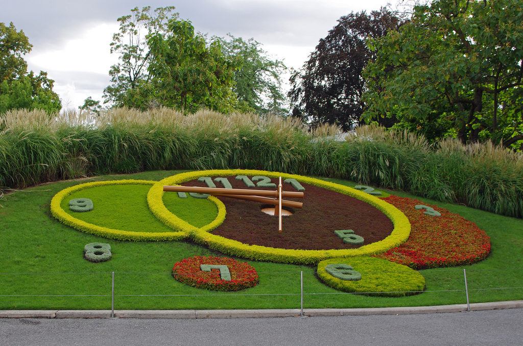 Vue sur l'Horloge fleurie monument célèbre à Genève