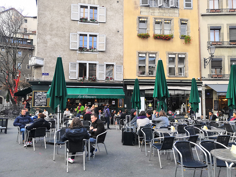 Terrasse du Bar le Clémence incontournable sur la Place du Bourg de Four à Genève