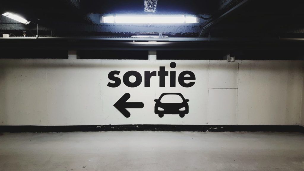 Panneau indiquant la sortie du parking