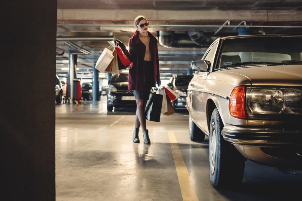 parking à genève avec femme faisant shopping