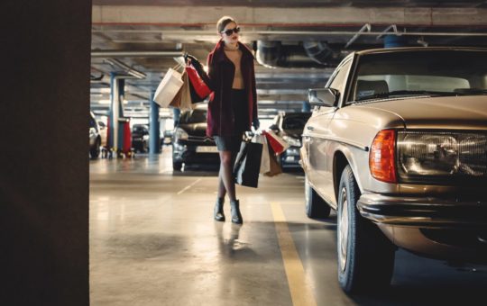 parking à genève avec femme faisant shopping