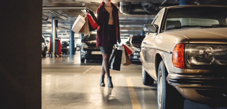 parking à genève avec femme faisant shopping