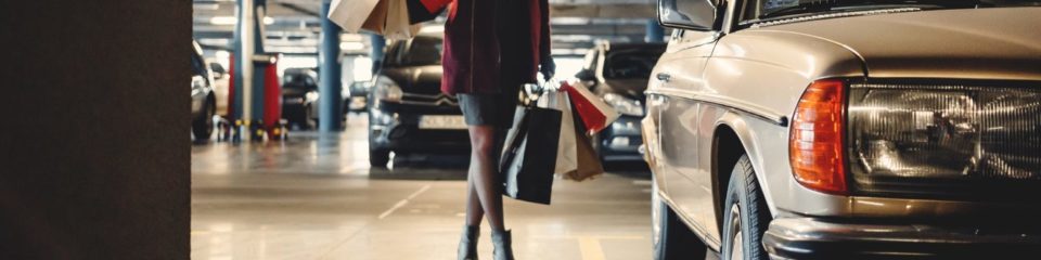 parking à genève avec femme faisant shopping