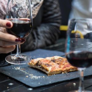 Verre de vin chez yvette de marseille