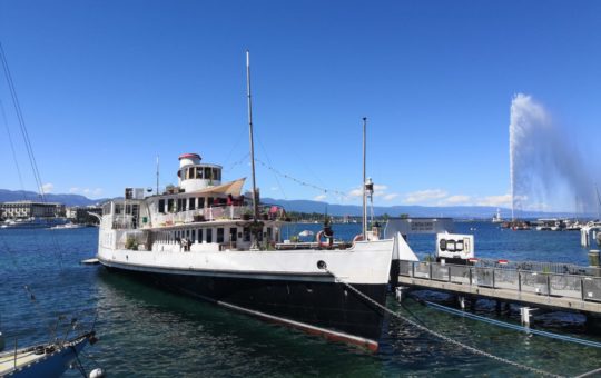 vue sue le jet d'eau depuis le bateau genève