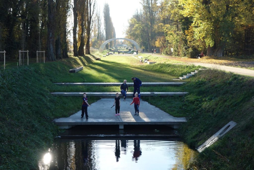 promenade au bord de l'aire