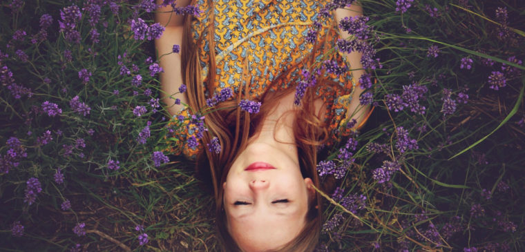 fille heureuse dans l'herbe