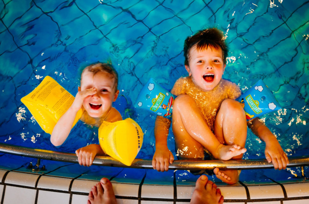 enfants à la piscine