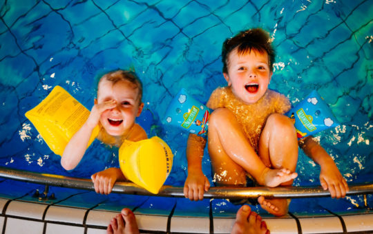 enfants à la piscine