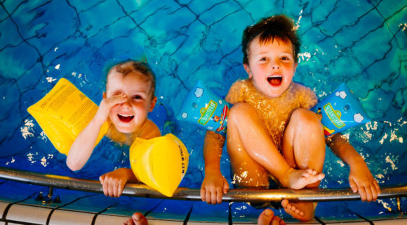 enfants à la piscine