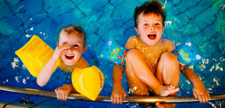 enfants à la piscine