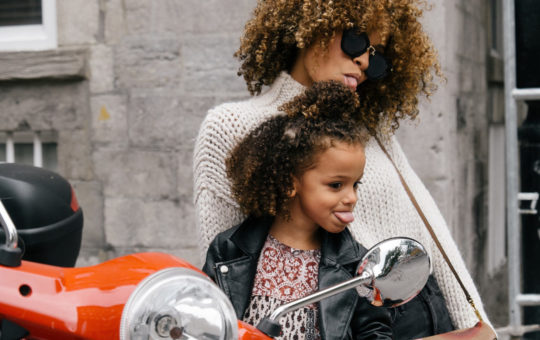 maman et son enfant sur une moto