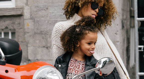 maman et son enfant sur une moto