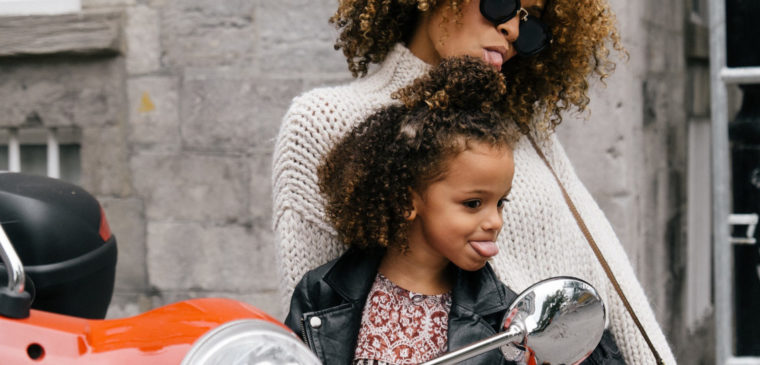 maman et son enfant sur une moto