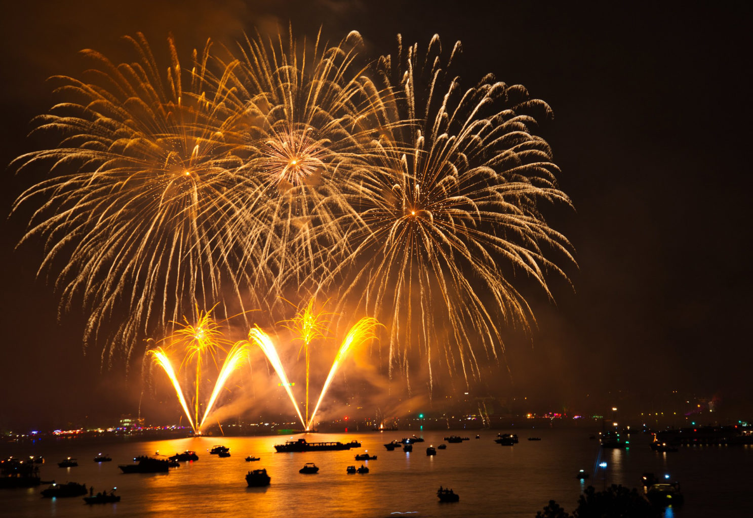 Réveillon à Genève: Le feu d'artifice tiré dans la rade réussit son quart  d'heure de ferveur populaire