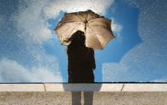 femme avec parapluie