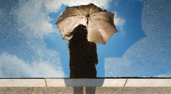 femme avec parapluie