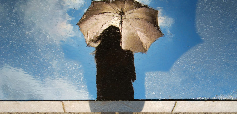 femme avec parapluie