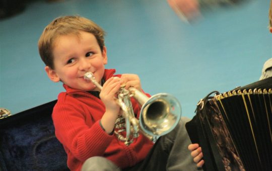 Enfant jouant à un instrument de musique