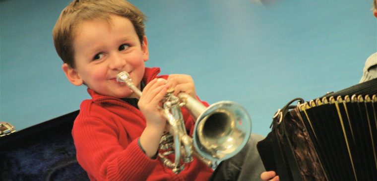 Enfant jouant à un instrument de musique