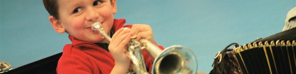 Enfant jouant à un instrument de musique