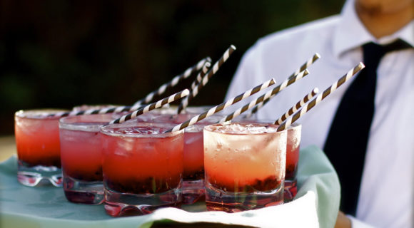 cocktails servis sur plateau