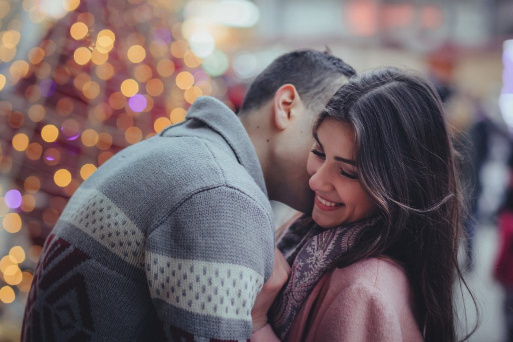 couple qui s'embrasse