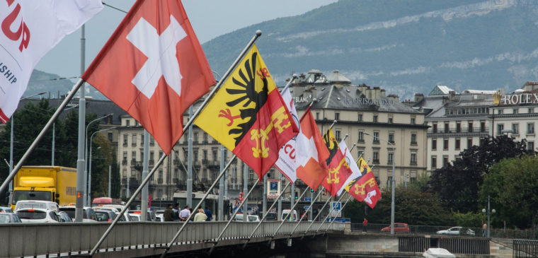 drapeaux pont du mont blanc