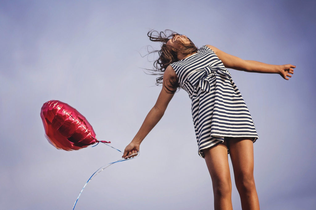 fille avec un ballon