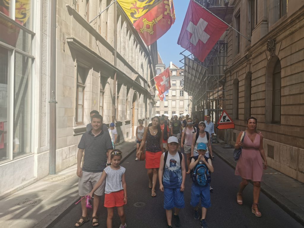 groupe dans les rues de la vieille ville genève