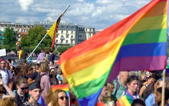 foule qui défie avec drapeau multicolore