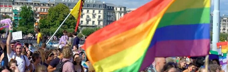 foule qui défie avec drapeau multicolore