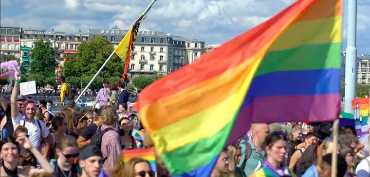 foule qui défie avec drapeau multicolore