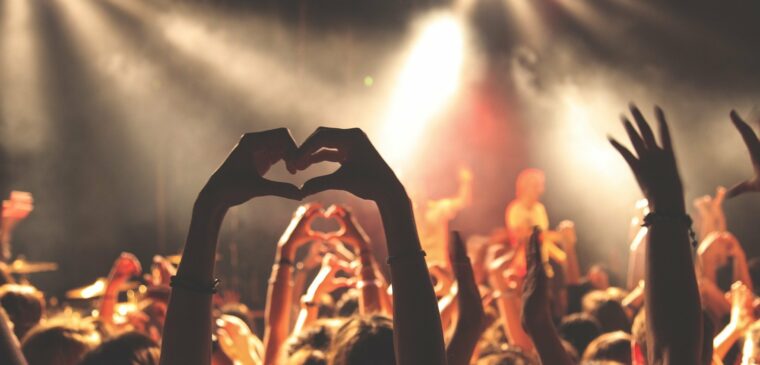 foule bras levée main en forme de coeur devant concert