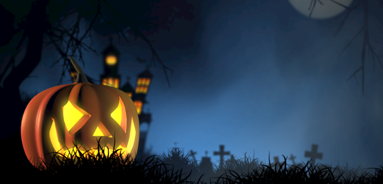 citrouille halloween dans la nuit éclairée devant château et cimetière