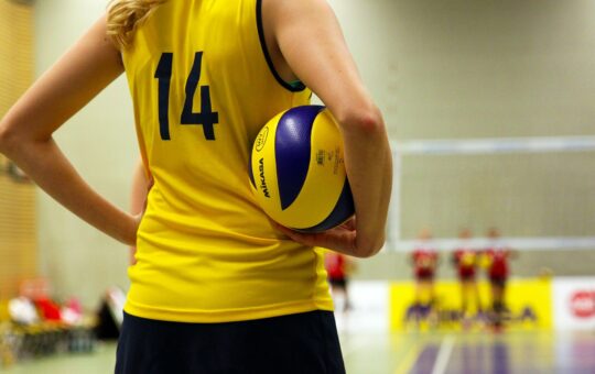 jouseuse de volley de dos qui porte un ballon