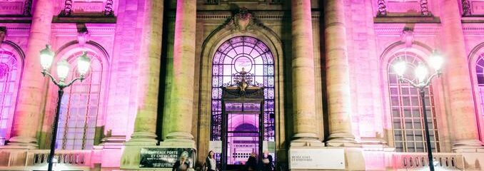 façade bâtiment éclairés en rose