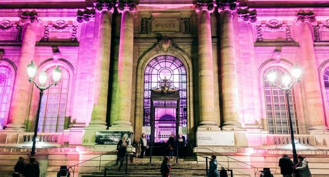 façade bâtiment éclairés en rose