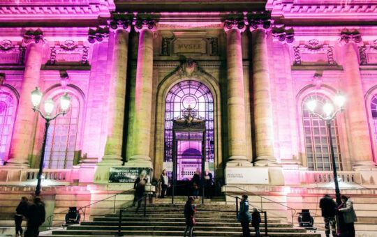 façade MAH éclairée en violet