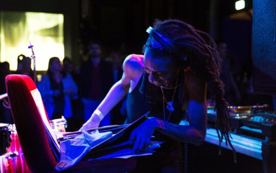 dj joue sur platines lumière bleue