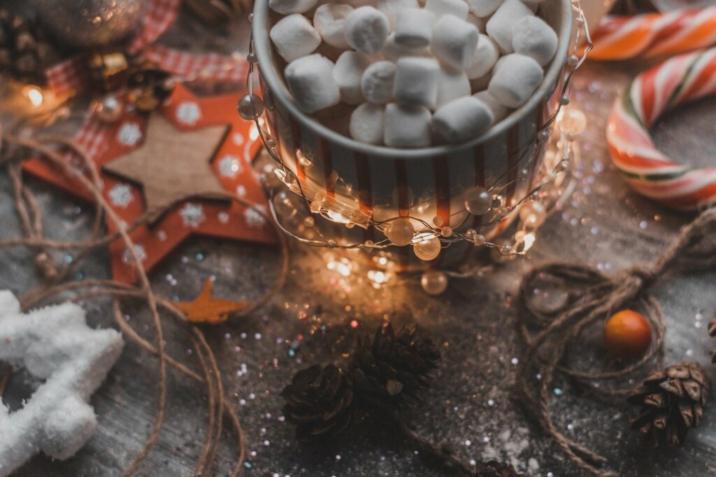 décos de noël et chamallow dans un pot