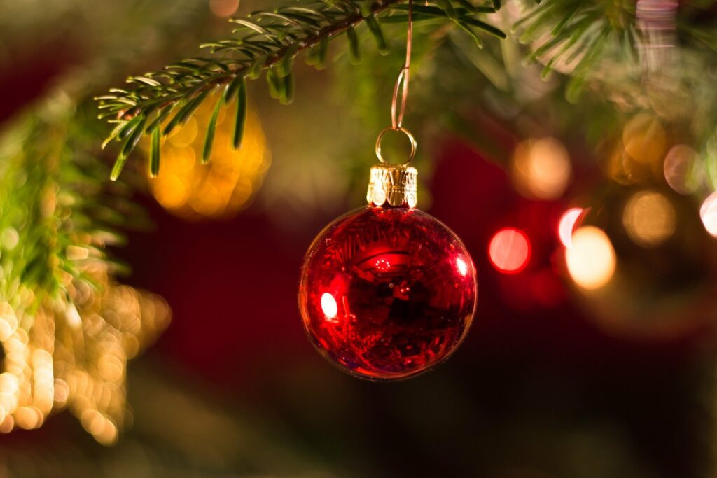 boule de Noël rouge accrochée dans sapin