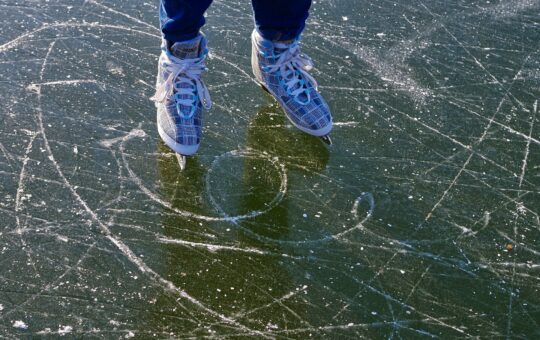 pieds dans patins à glace sur glace