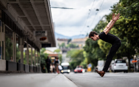 homme qui danse dans la rue