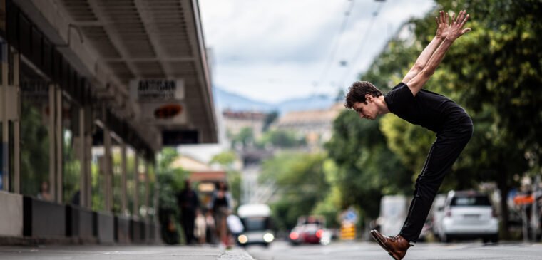 homme qui danse dans la rue