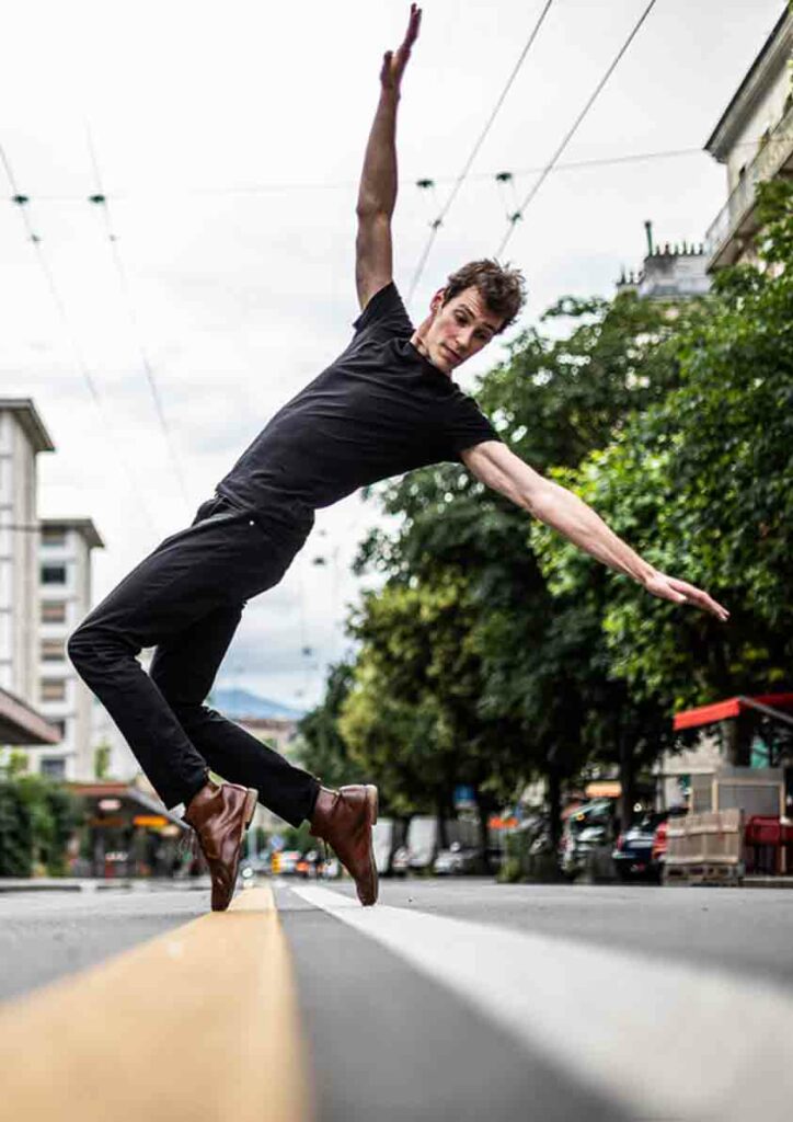 homme en claquette qui danse dans la rue